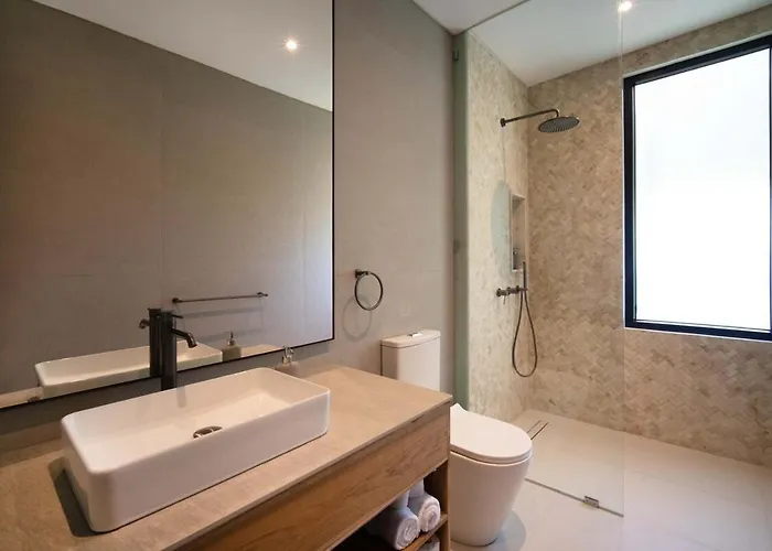 Villa Six Palm 2br With Rooftop Near Padang