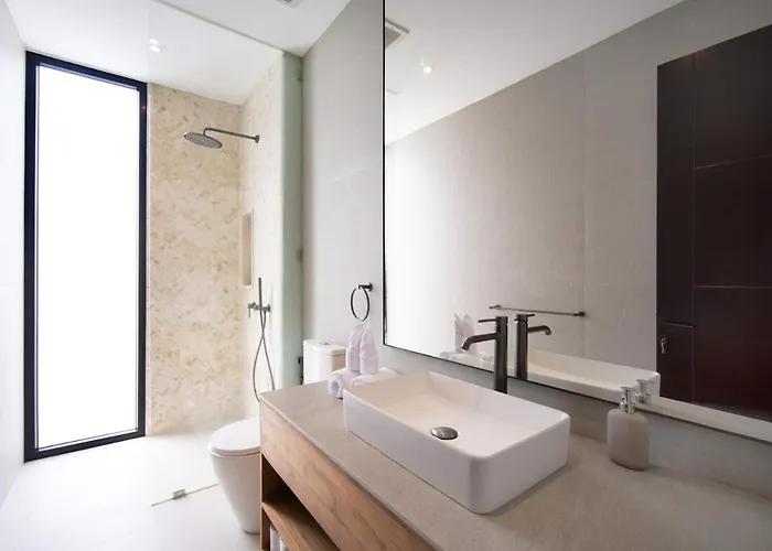 Six Palm 2br With Rooftop Near Padang Villa